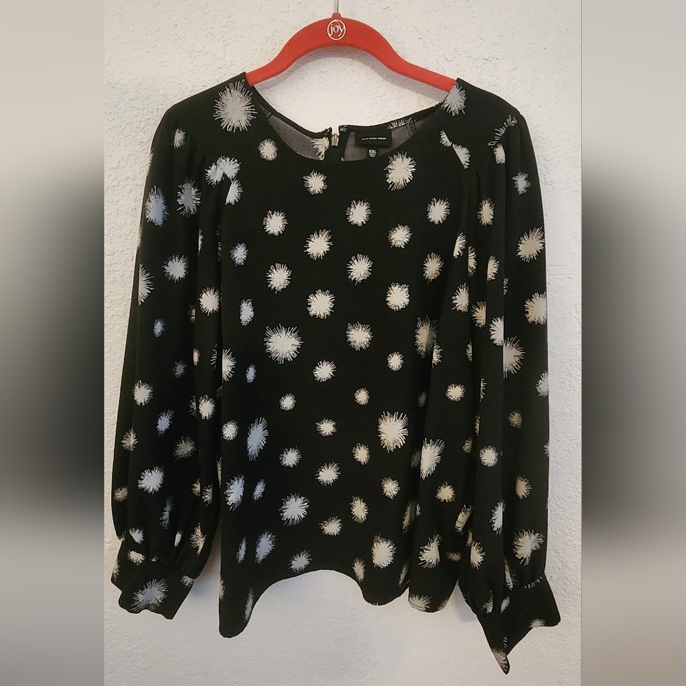 Women's Black and White Patterned Top